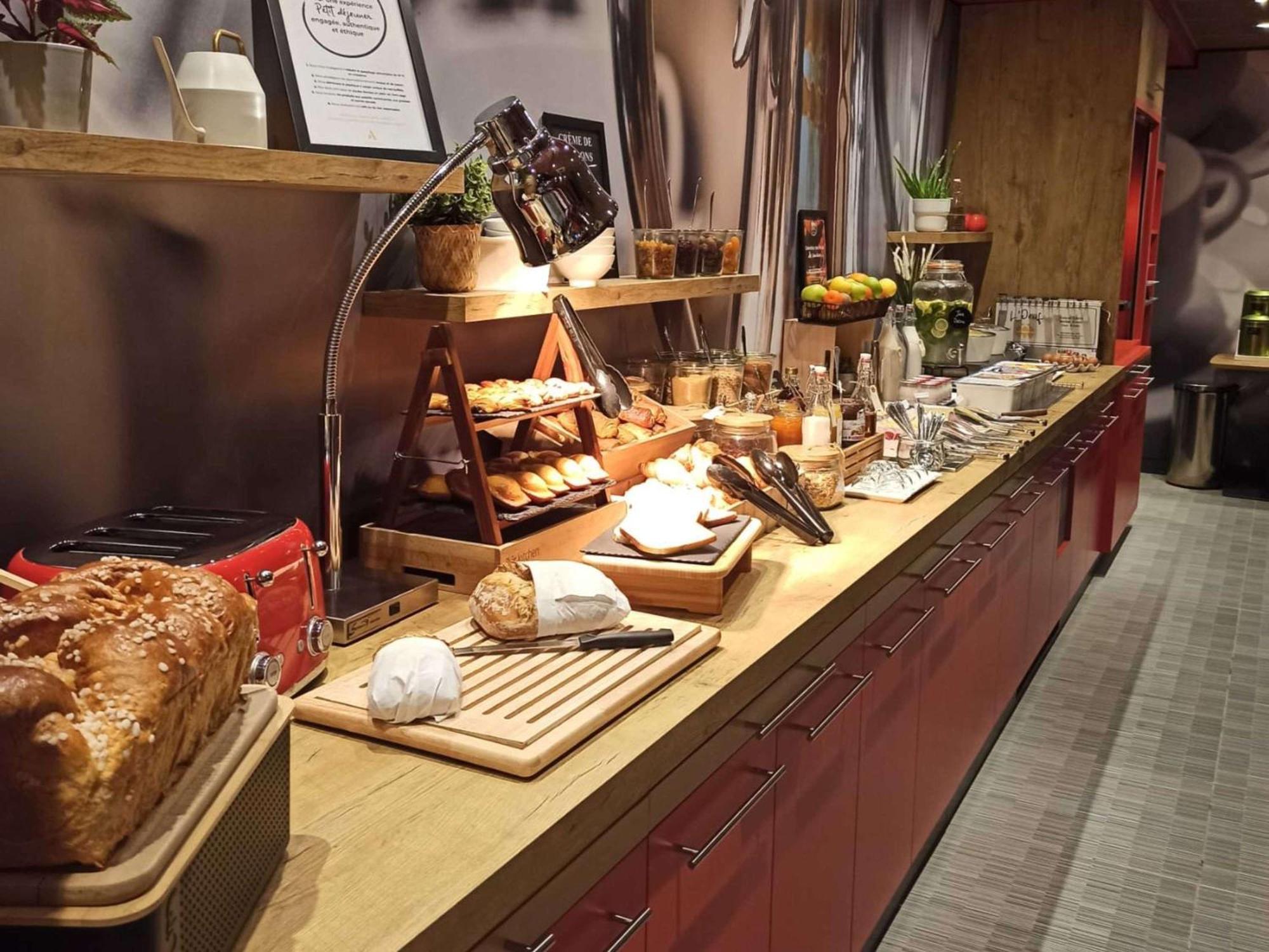 土伦滨海拉塞纳宜必思酒店 滨海拉塞讷 外观 照片