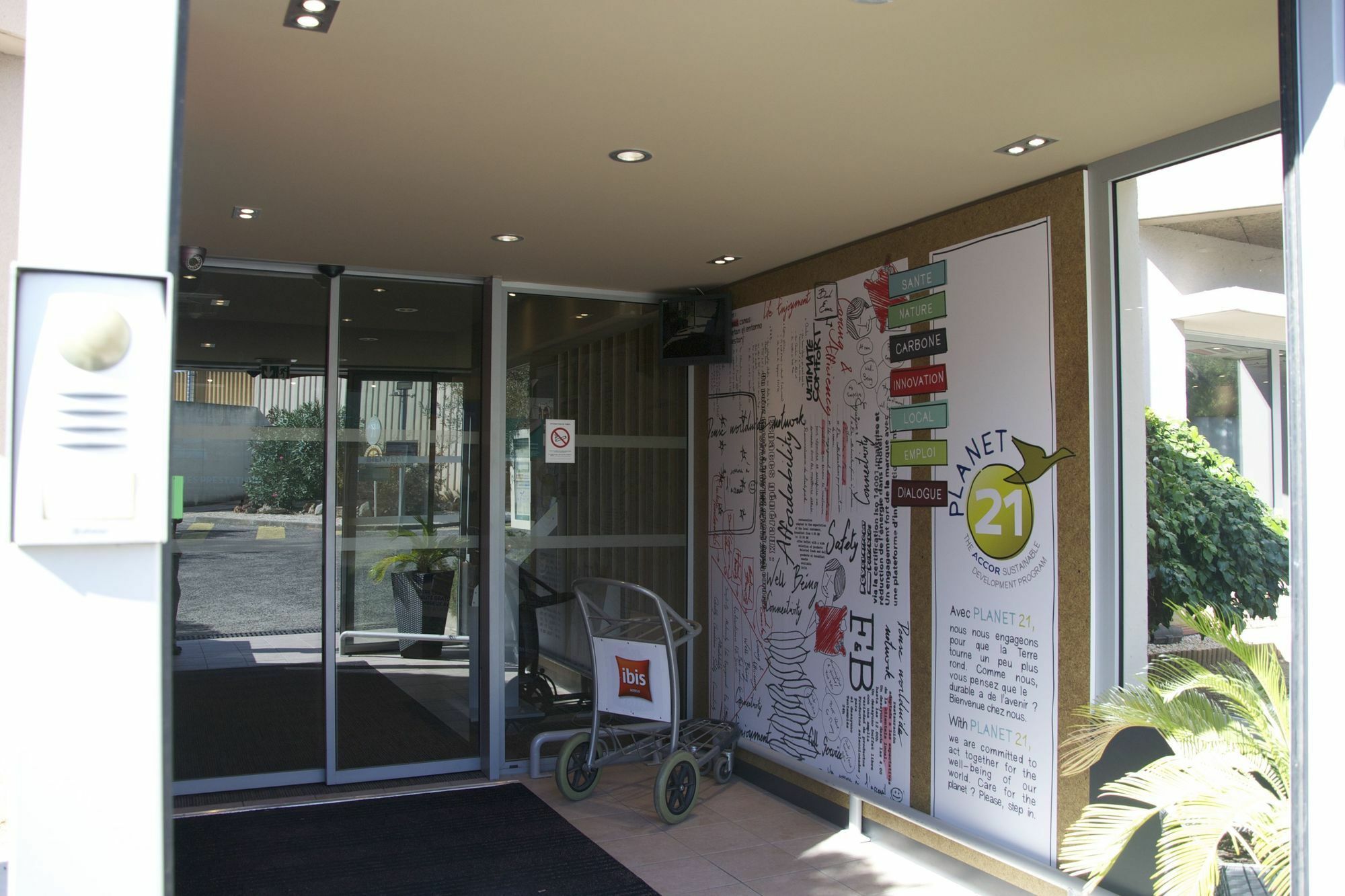 土伦滨海拉塞纳宜必思酒店 滨海拉塞讷 外观 照片